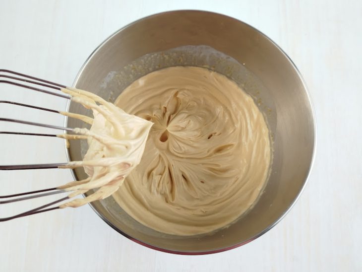 Creme batido até ficar liso e homogêneo.
