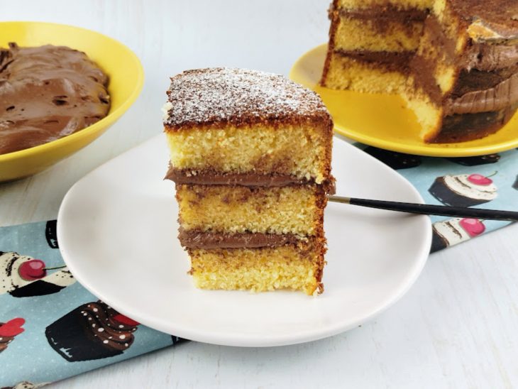 Recheio cremoso pronto para uso em bolos ou tortas.