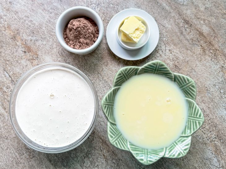 Ingredientes organizados sobre a bancada prontos para o preparo.