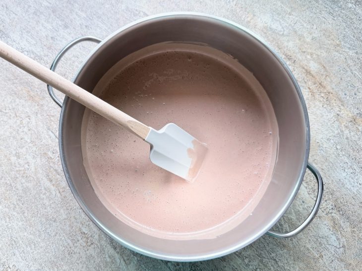 Creme de leite e chocolate em pó misturados até formar um creme homogêneo.