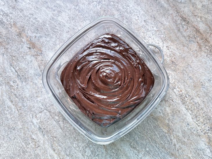 Creme transferido para a tigela e coberto com plástico filme em contato.