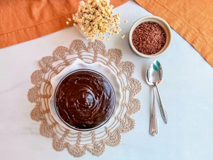 Recheio firme e cremoso após o tempo de geladeira, pronto para uso.