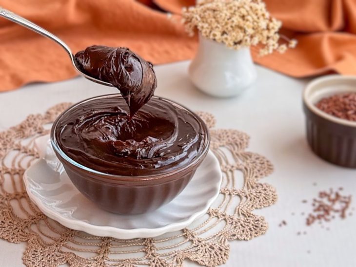 Recheio para bolo servido na tigela.