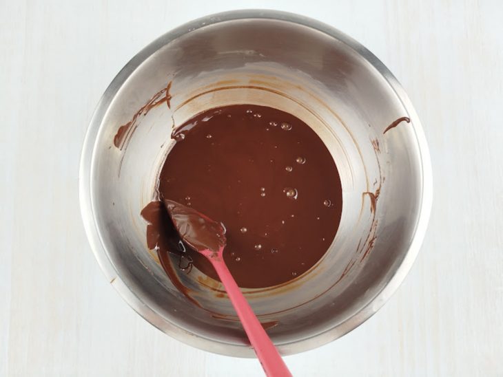 Chocolate derretido sendo incorporado à mistura anterior.