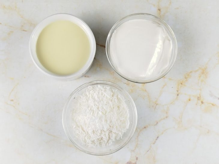 Ingredientes separados sobre a bancada.