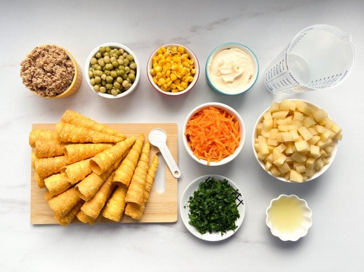 Uma bancada com os ingredientes separados.