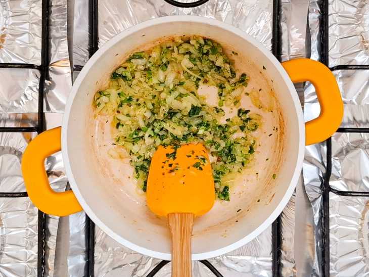 Alho e salsa adicionados na panela.