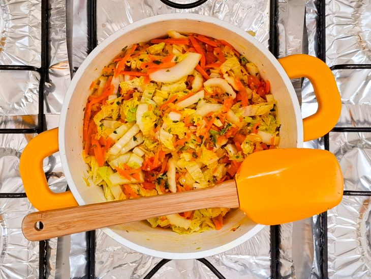 Refogado temperado com sal e pimenta-do-reino na panela.