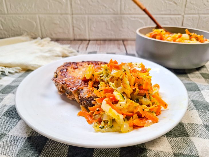 Refogado de acelga e cenoura servido com carne vermelha grelhada.