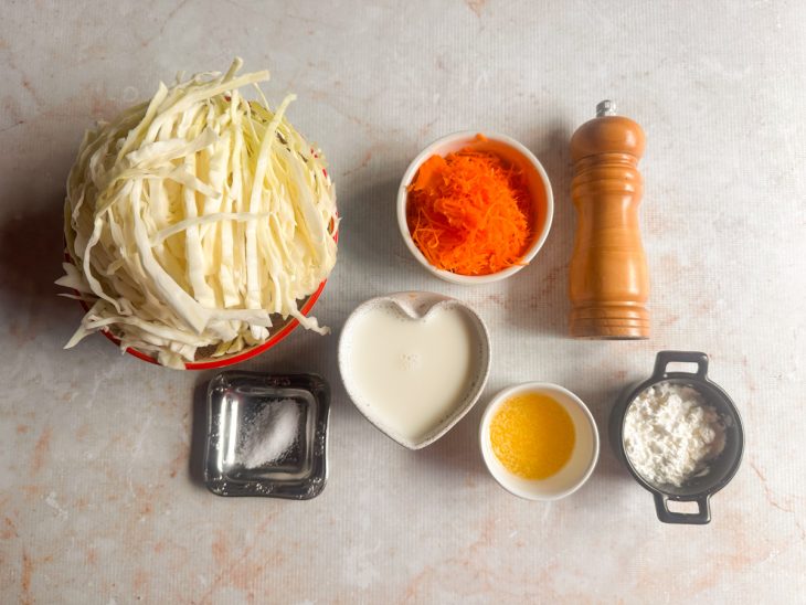 Ingredientes reunidos na bancada.