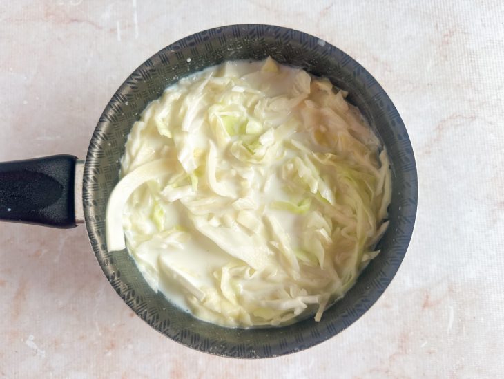 Repolho picado na panela.