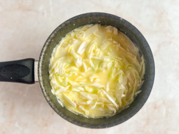 Manteiga e pimenta-do-reino adicionada a panela.