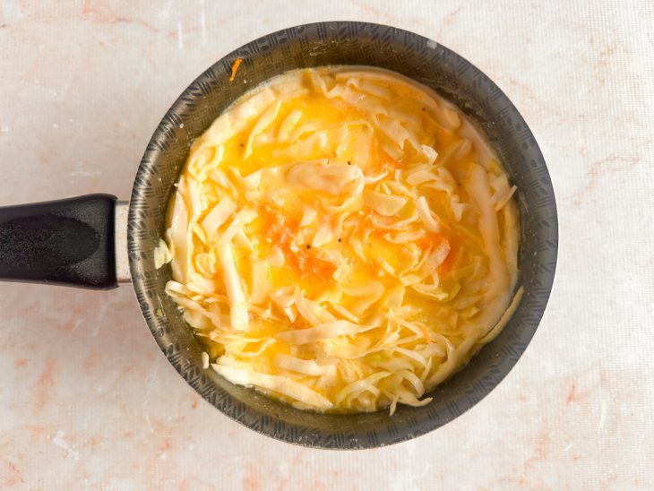 Cenoura ralada adicionada a panela.