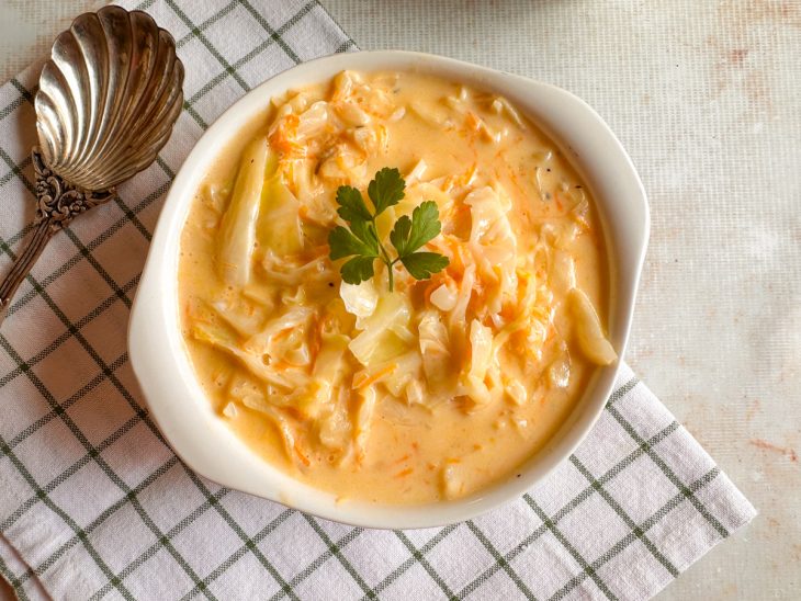 Repolho pronto, servido em tigela.