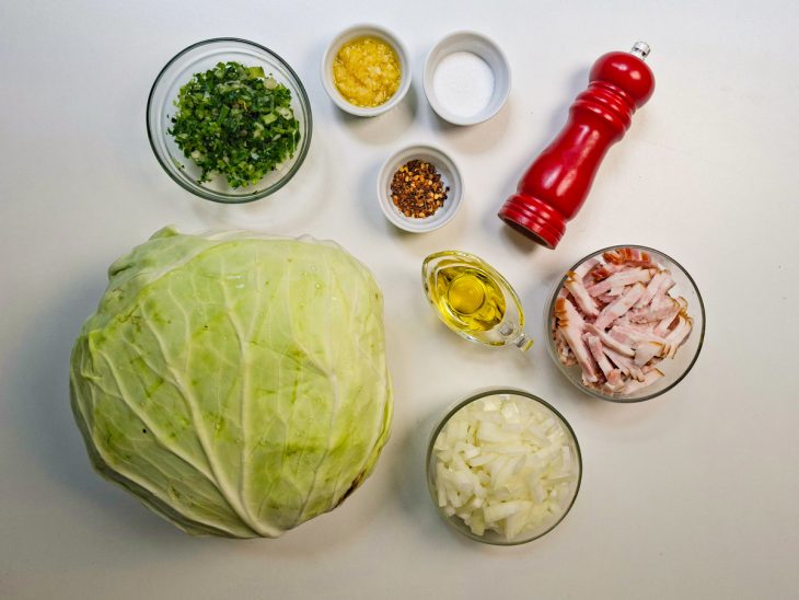 Ingredientes já picados organizados sobre a bancada.