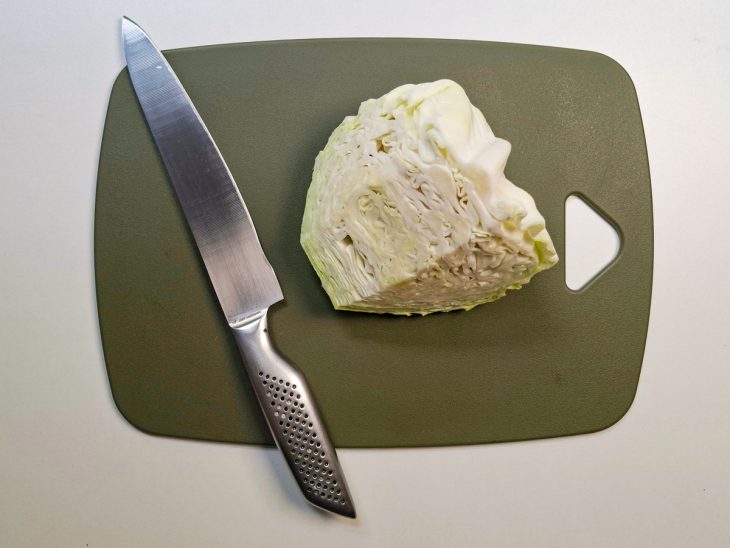 Repolho cortado ao meio e com o miolo removido.