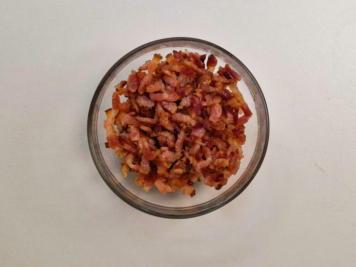 Bacon frito e reservado após soltar a gordura.