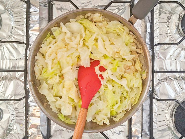 Temperos sendo incorporados ao repolho já macio.