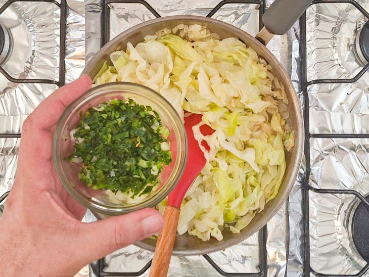 Cheiro-verde adicionado para finalizar o refogado.