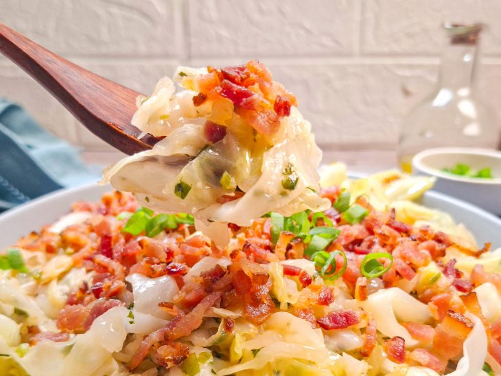 Repolho refogado com bacon finalizado e pronto para servir.