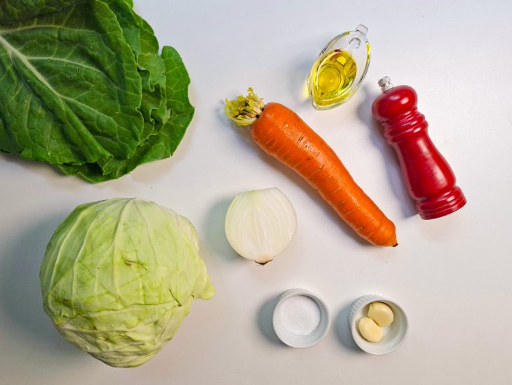 Ingredientes reunidos na bancada.