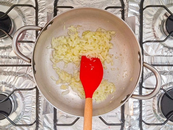 Cebola e alho refogados na panela.