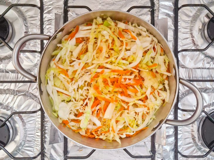 Repolho e cenoura adicionados na panela.