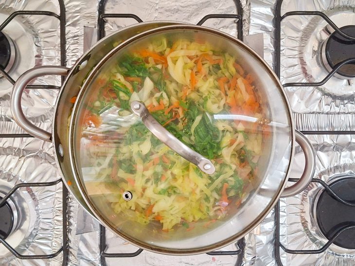 Panela parcialmente tampada.