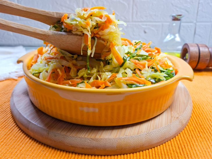 Repolho refogado pronto, servido em tigela.