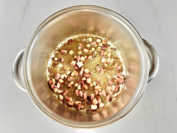 Bacon frito em uma panela.