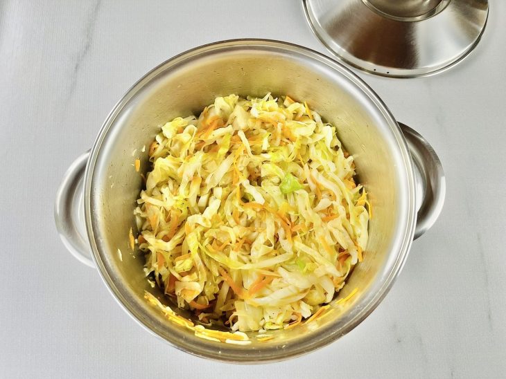 Repolho murcho na panela.