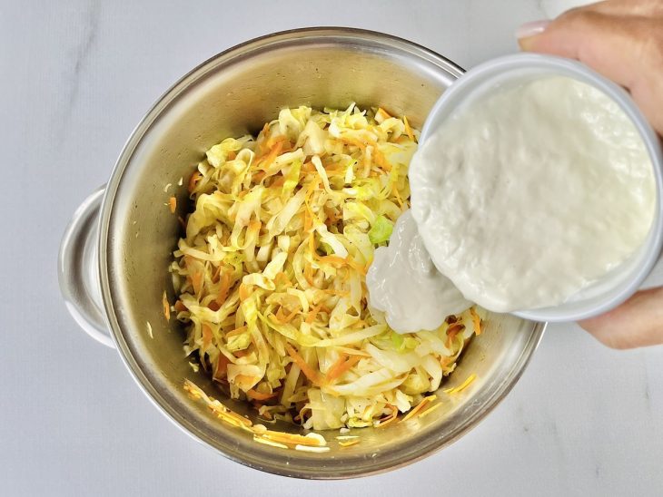 Creme de leite adicionado na panela.