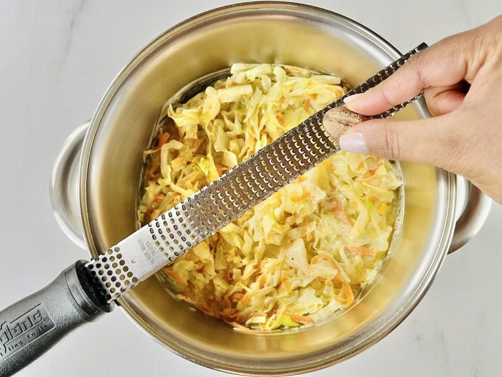 Noz-moscada ralada sobre o conteúdo da panela.