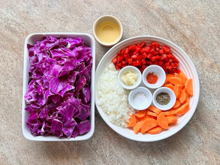 Ingredientes separados sobre a bancada.