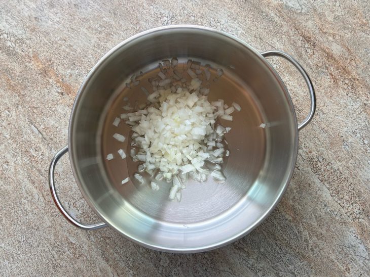 Cebola refogada na panela.