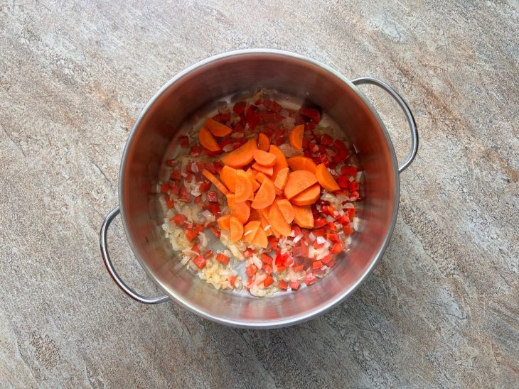 Pimentão, alho e cenoura refogados.