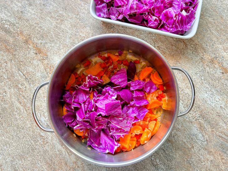 Repolho refogado com outros ingredientes.