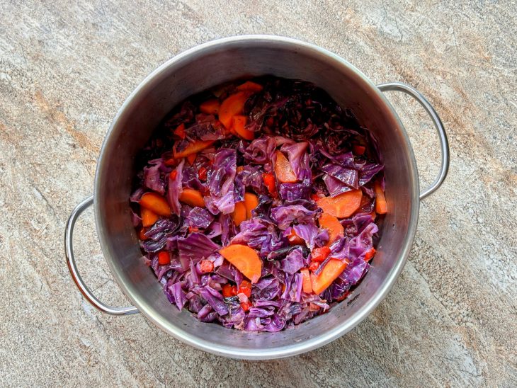 Repolho refogado e murcho na panela.
