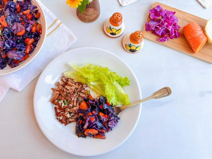 Repolho roxo refogado servido.