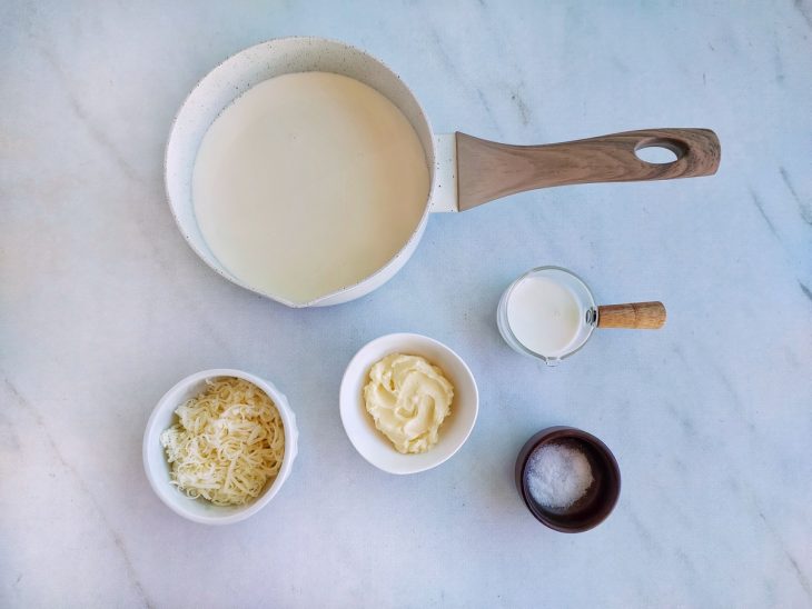 Ingredientes reunidos na bancada.