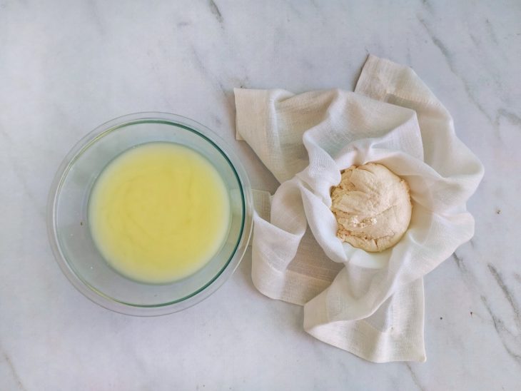 Leite talhado separado do soro.