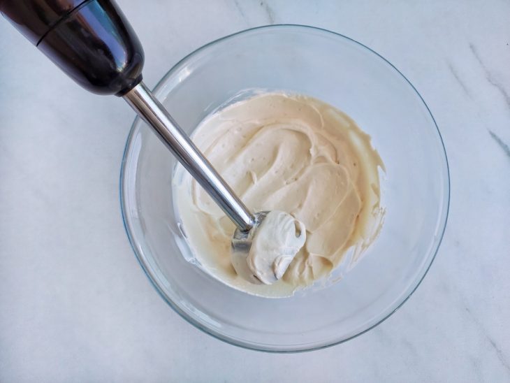 Ingredientes batidos com um mixer.