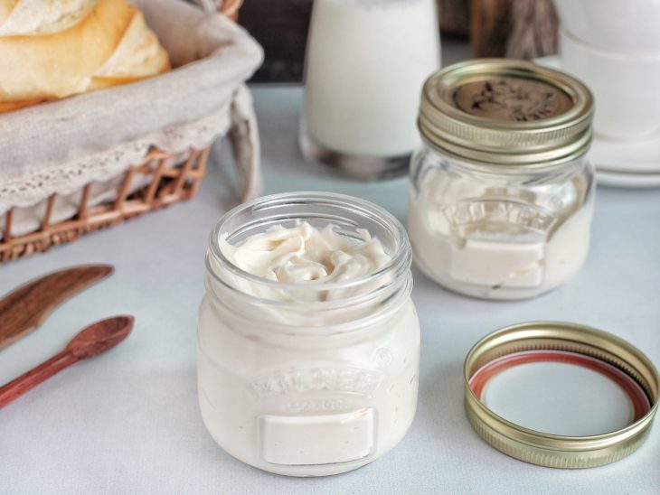 Requeijão transferido para pote com tampa.