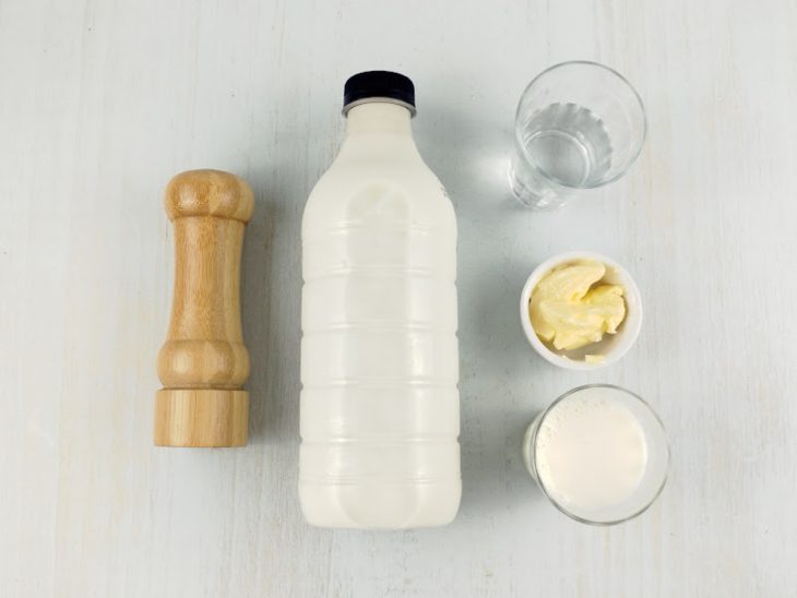 Ingredientes organizados na bancada, prontos para o preparo.