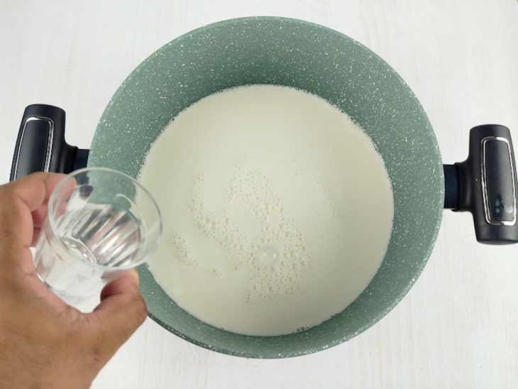 Vinagre adicionado ao leite, iniciando a talha.