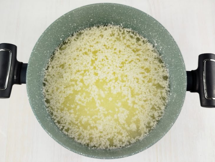 Leite sendo aquecido em panela até começar a ferver.