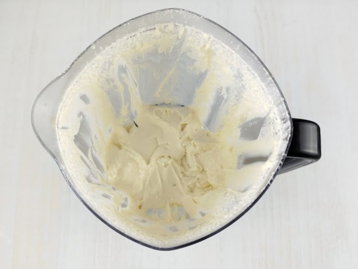 Ingredientes colocados no liquidificador para bater.