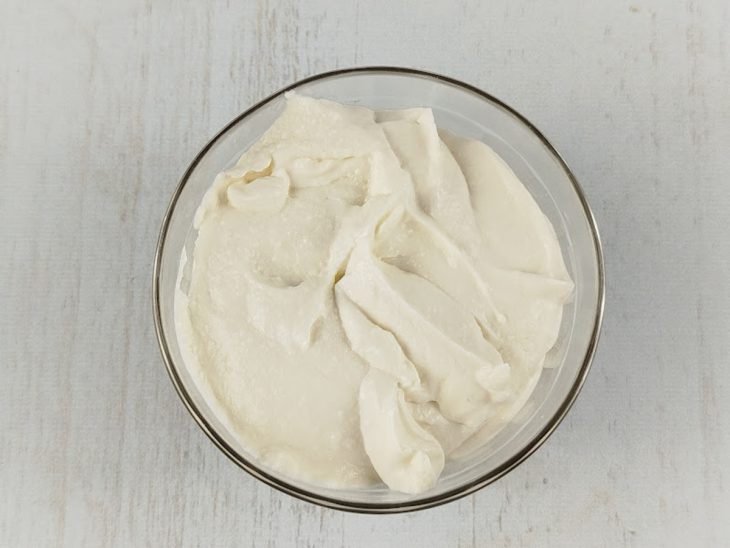 Requeijão batido até atingir textura cremosa.