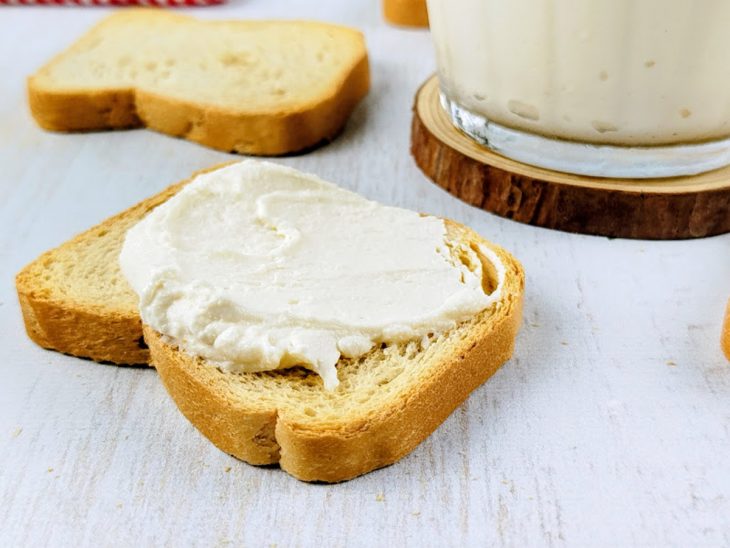 Requeijão pronto sendo servido na torrada.