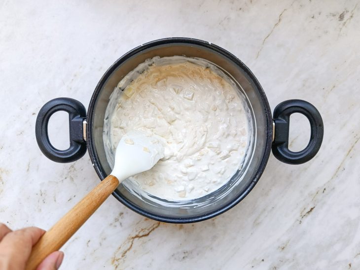 Creme cozinhando na panela.